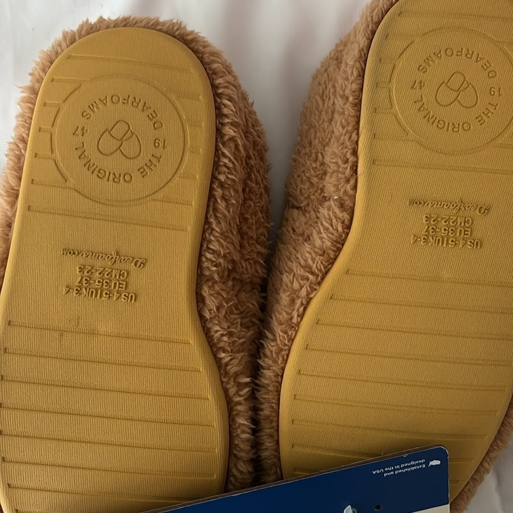 ❤️3 for $15!❤️ 
Adorable Dearfoam slippers, size4/5! Puppies! - Picture 3 of 6